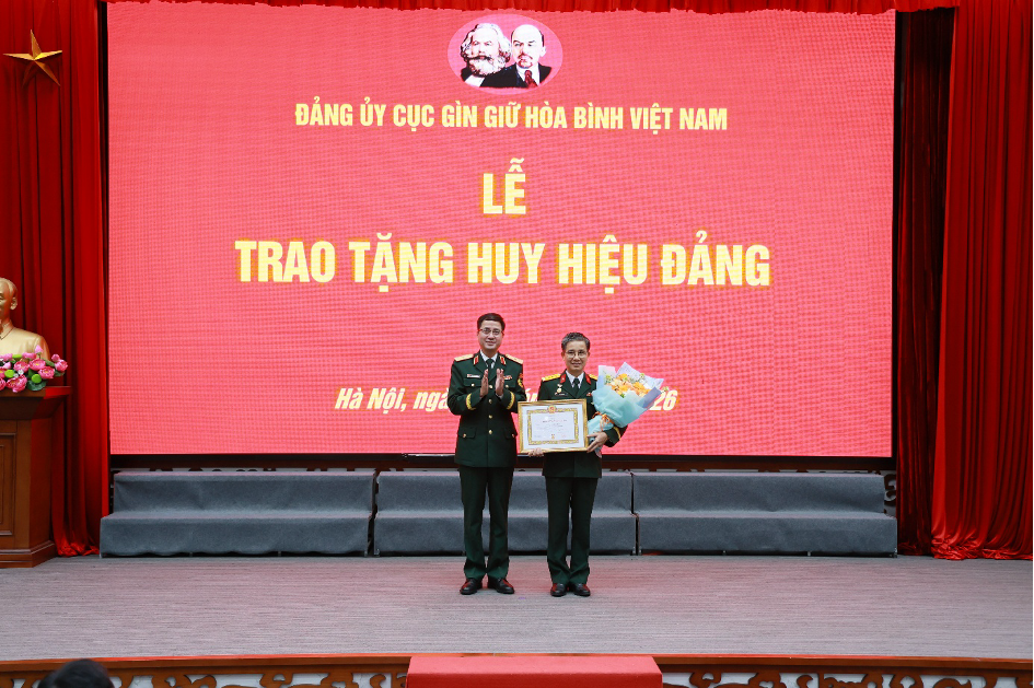 /UploadStore/admin/260826 trao huy hieu dang/b4.png